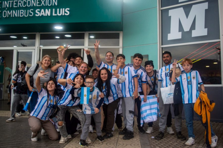 “Vamos Argentina”: la EDIRO vibró con el triunfo ante Inglaterra y la gente lo gritó con emoción