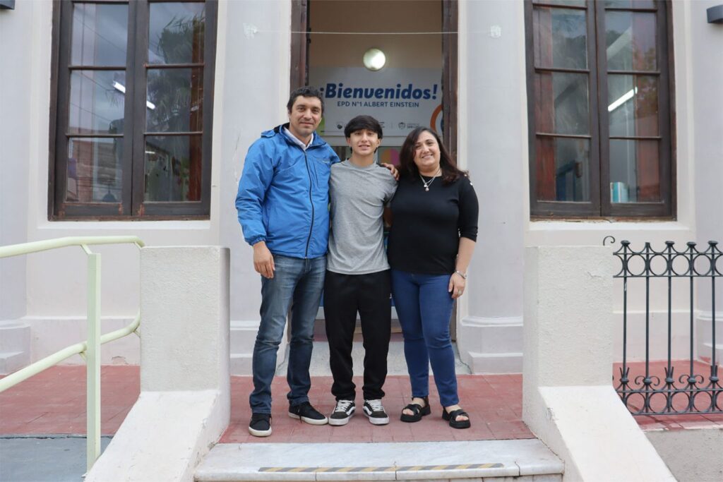 ALUMNO-EINSTEIN-BECA-EDESAL-4-1536x1024