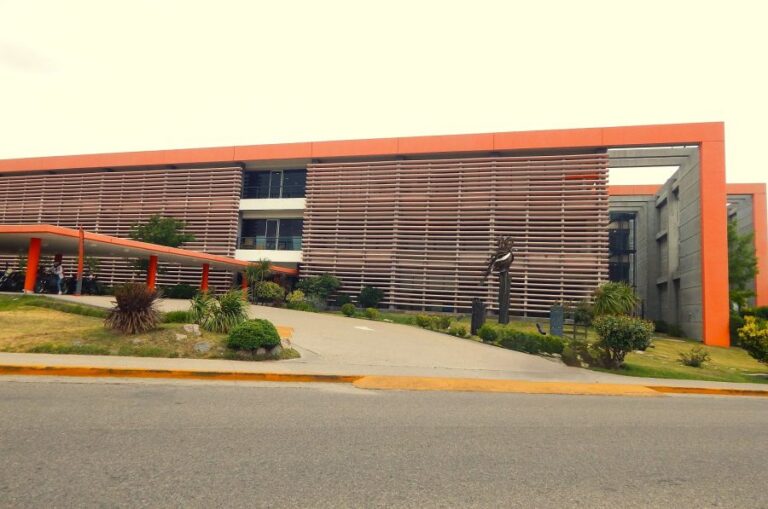 Agentes de la administración pública cobrarán sus sueldos el 30 de abril con un 5% de aumento