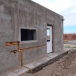 Comienzan a colocar aberturas y a realizar cielorrasos en las viviendas de San Luis