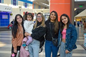 Gisella-Villegas-con-amigas-y-familiares-1536x10211