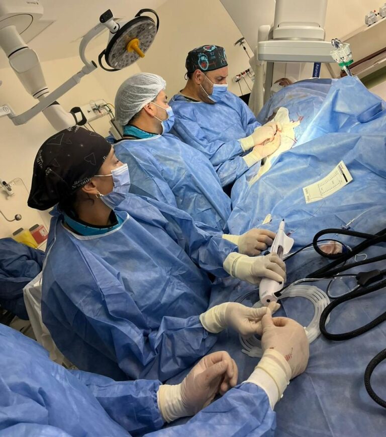 Realizaron por primera vez un procedimiento para tratar lesiones en las arterias coronarias