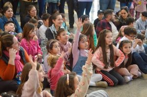 Ninos-disfrutando-del-show-de-magia-y-teatro-1536x10211