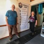 El Gobernador visitó a unos emprendedores villamercedinos que fabrican uniformes escolares