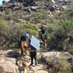 Recorrieron un camino a pie y a lomo de burro para instalar un kit fotovoltaico en una casa