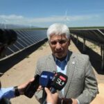 “La inversión privada instala parques solares y eólicos, y la pública facilita el transporte”