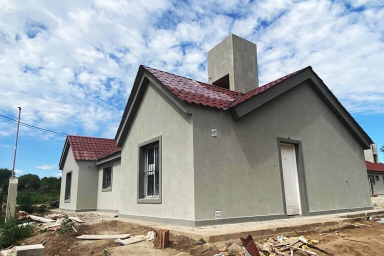 Trabajan en los últimos detalles en las viviendas de Villa de Merlo