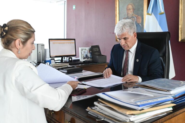 El Gobernador firmó un proyecto de ley para agilizar los juicios orales