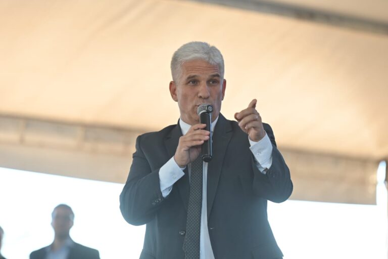 “Hoy empieza una historia nueva para cada uno de ustedes, la de la casa propia”