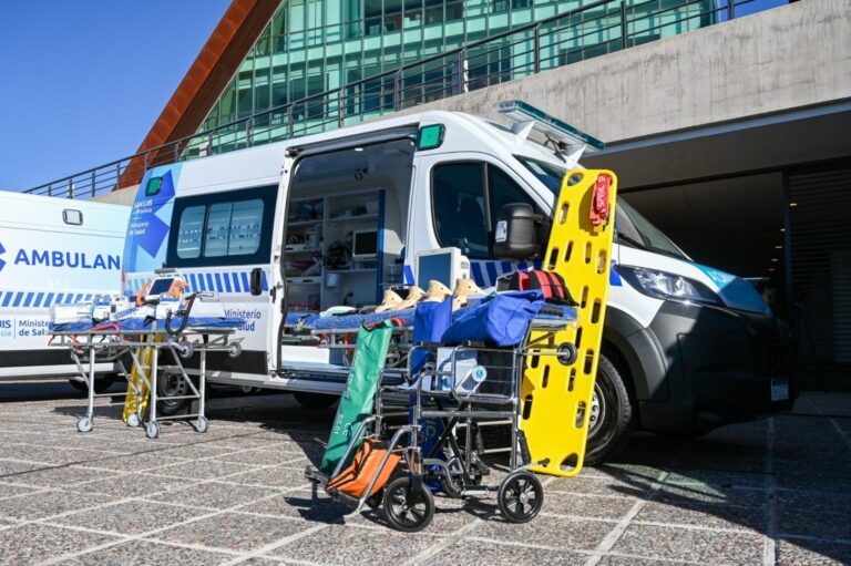 Seis hospitales y centros de salud recibieron ambulancias para optimizar sus servicios