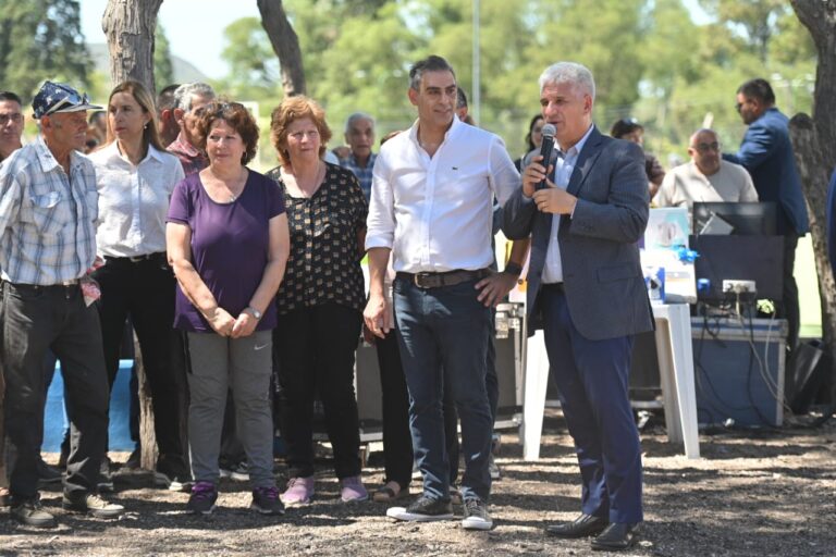 450 jubilados recibieron tarjetas para viajar gratis en colectivo