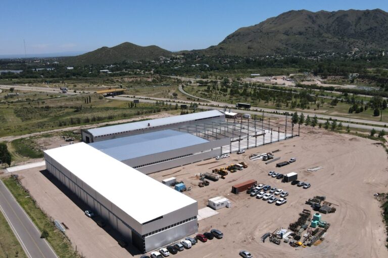 Poggi recorrió los avances de la nueva planta que la firma Servet SA construye en Donovan