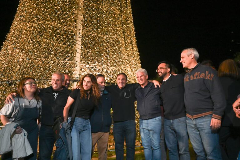 Juana Koslay encendió el ‘Árbol de tus Sueños’ acompañados del Gobernador