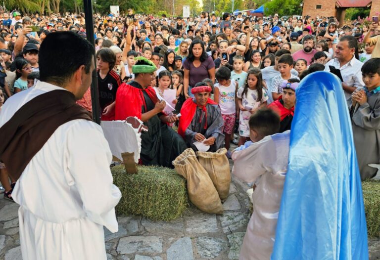 Cientos de niños vivieron la tradicional Bajada de los Reyes Magos en Juana Koslay