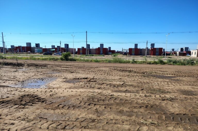 Con la preparación del terreno, comenzó la construcción de 164 viviendas en la capital