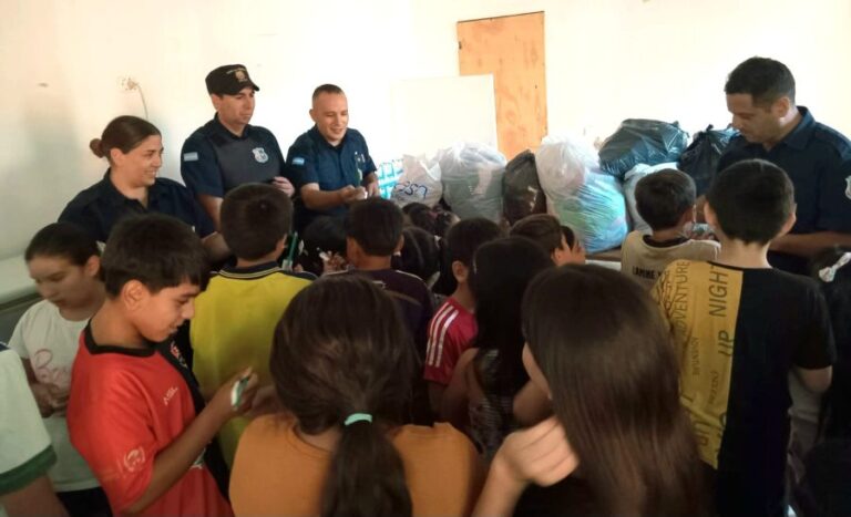 La Policía se adelantó al inicio de clases y entregó útiles escolares a los niños