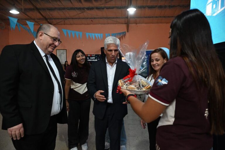 Poggi lanzó el programa ‘Cooperando Ando’ en la escuela de Villa de la Quebrada