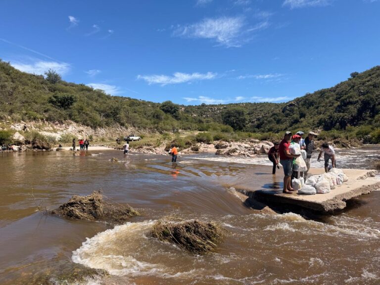 Asisten a familias afectadas por las inundaciones en el departamento San Martín