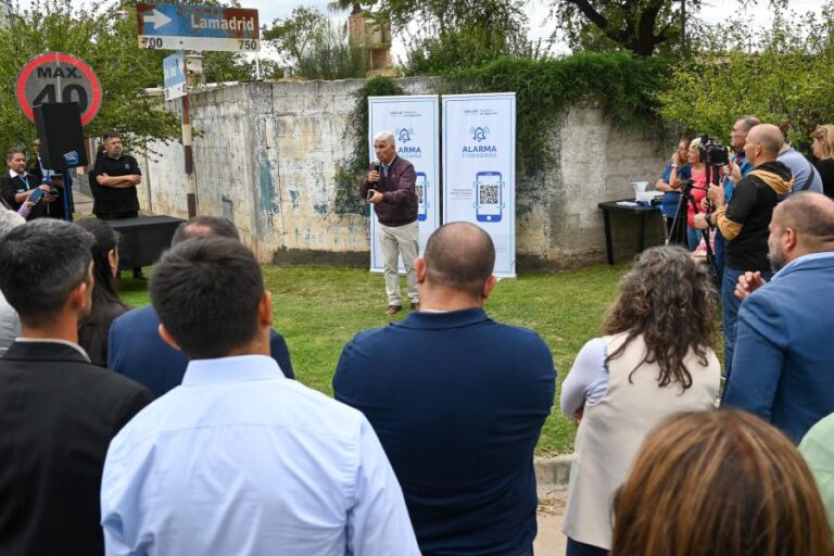 El Gobernador puso en funcionamiento el sistema de Alarma Ciudadana en el barrio Las Miranda