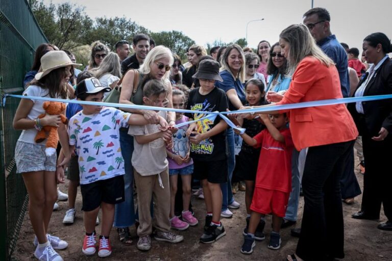 Con juegos y sonrisas, el Gobierno inauguró una Plaza Azul