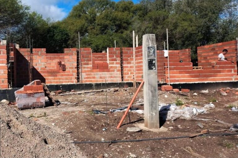 Las nuevas viviendas de Villa de Merlo ganan altura con la ejecución de muros