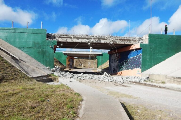 Comenzó la reparación de los puentes sobre la avenida Eva Perón