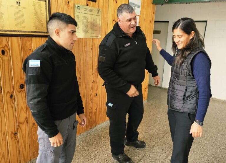 Reconocen a agentes penitenciarios por detener a un conductor tras múltiples siniestros viales