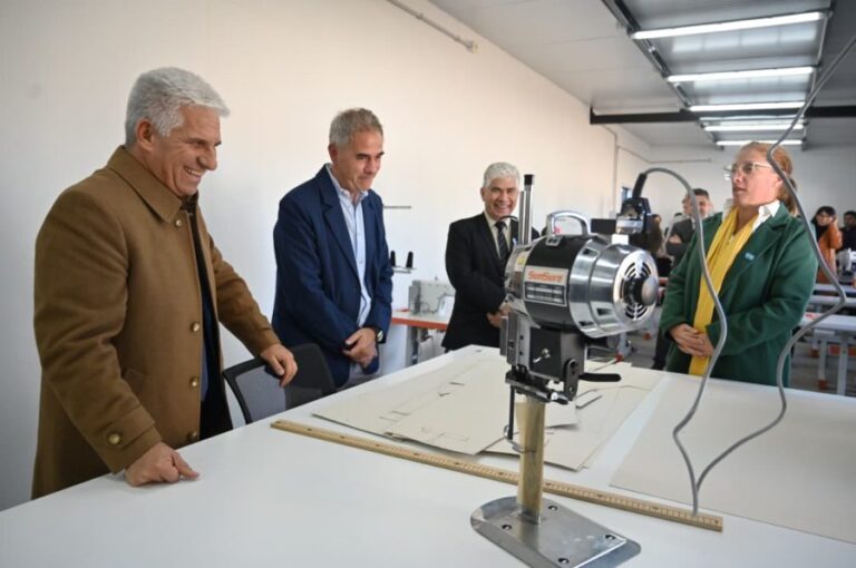 El Gobernador inauguró el taller de costura del Centro de Producción de Oportunidades