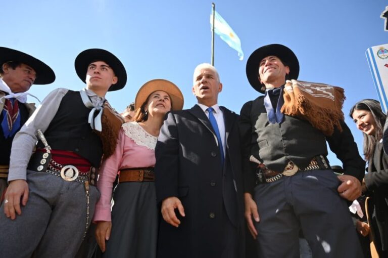El Gobernador compartió junto a las familias sanluiseñas el Gran Pericón Nacional