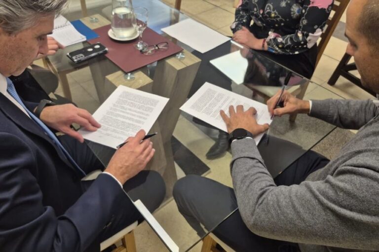 Firmaron el contrato para instalar dos cajeros automáticos en la terminal de La Toma