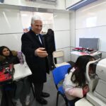 Poggi visitó el colectivo que realiza controles oftalmológicos gratuitos en la capital