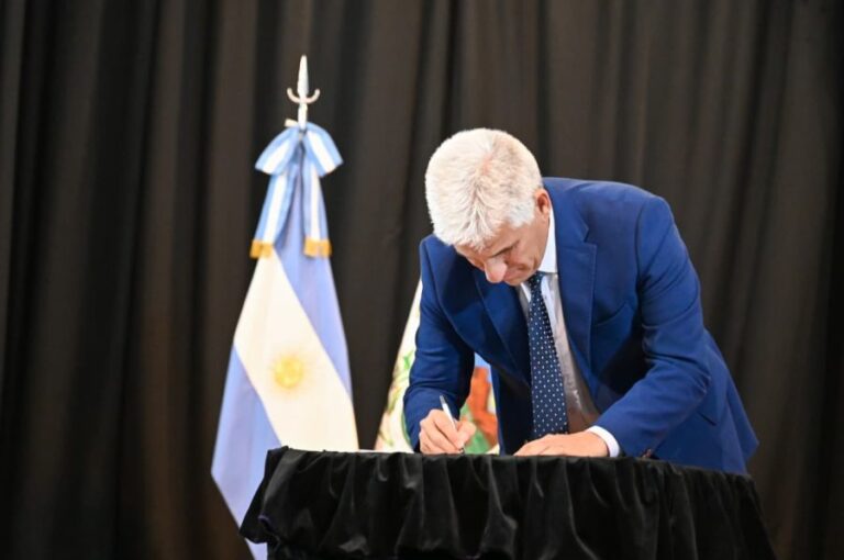 El Gobernador firmó el decreto de adjudicación para concluir un módulo de aulas en la UNViMe