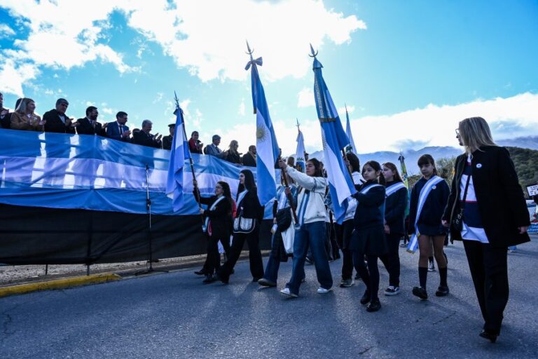Poggi acompañó el desfile que conmemoró el 176° aniversario del paso a la inmortalidad de San Martín