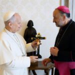 El Papa recibió una réplica del Cristo de la Quebrada realizada por internos penitenciarios