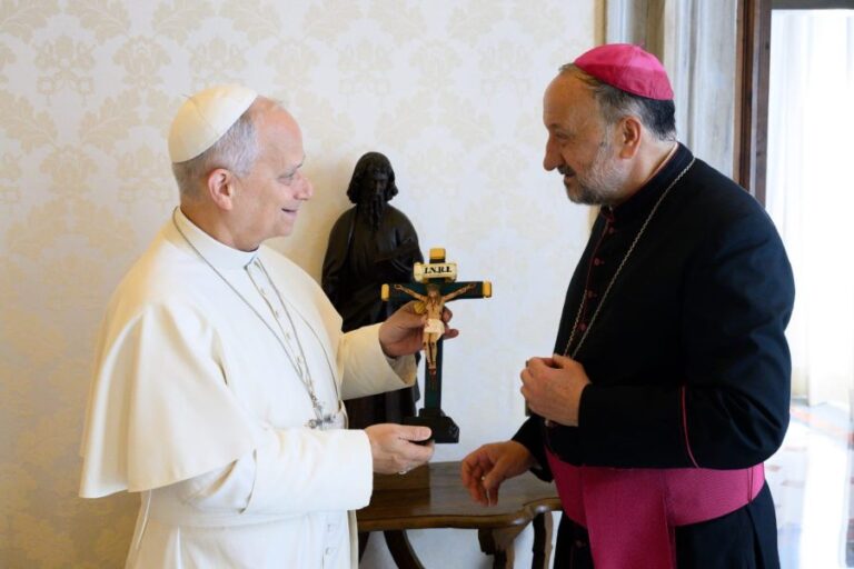 El Papa recibió una réplica del Cristo de la Quebrada realizada por internos penitenciarios