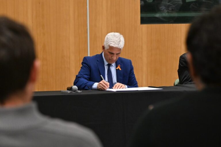 El Gobernador firmó decretos y contratos por $6.836 millones de pesos en obras públicas