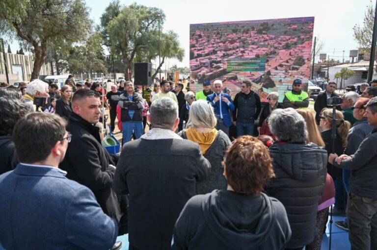 Poggi y el Intendente de la capital inauguraron una plaza en el barrio CGT