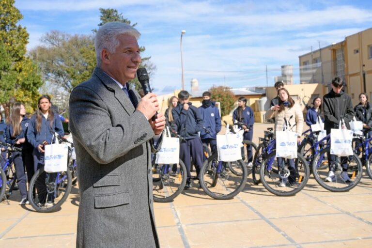 Poggi anunció la construcción de un polideportivo techado para la escuela ‘María Auxiliadora’