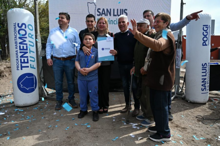 En San Martín, Poggi entregó las llaves de sus casas a seis familias