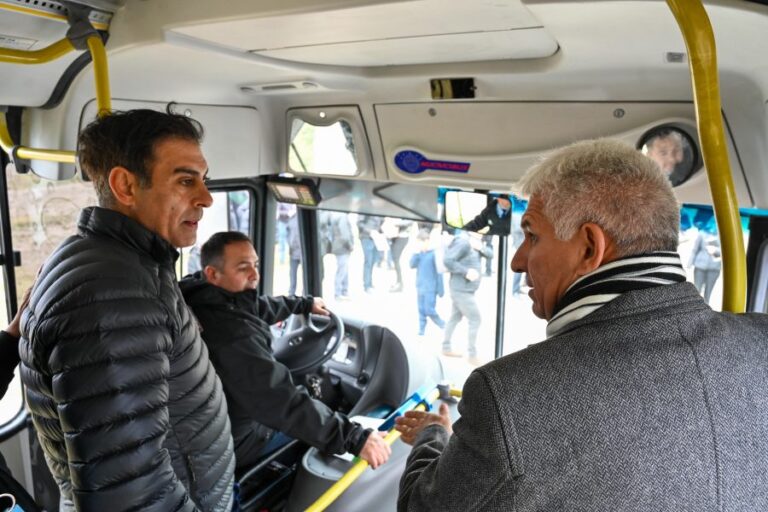 Poggi acompañó al intendente de la capital en la presentación de otros seis nuevos colectivos
