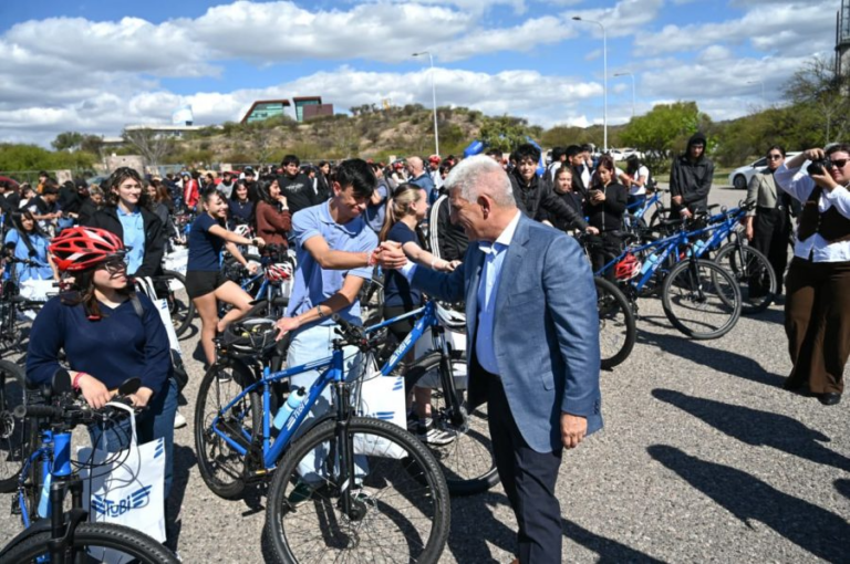 El Gobernador entregó bicicletas TuBi a más de 420 chicos de la ciudad de San Luis