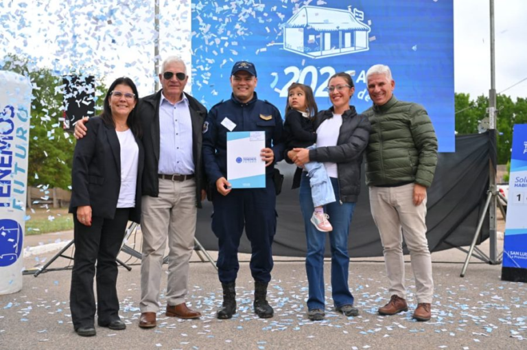 Nació un nuevo barrio en Navia: Poggi completó la entrega de viviendas a cuatro familias