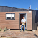 Hacían casillas para el campo, se animaron a un cambio y ahora son furor con las “mini casas” móviles