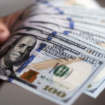 Encontró una bolsa llena de dólares y oro en la basura, buscó a la dueña y se la devolvió