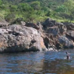 Se tiró de cabeza al río, se golpeó y falleció